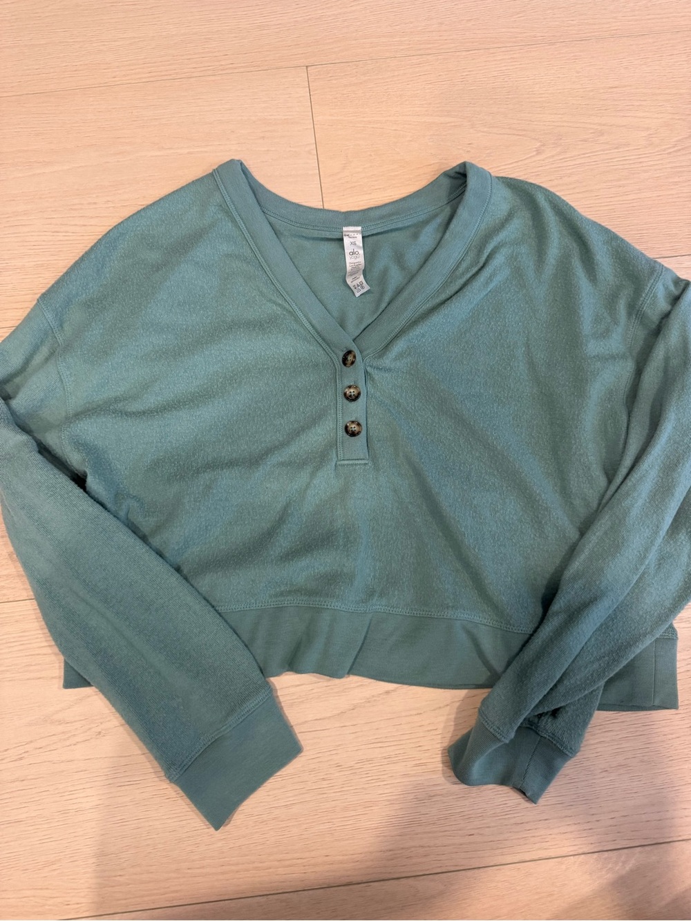 ALO Yoga Sage Green V-Neck Henley Cropped Sweatshirt | XS